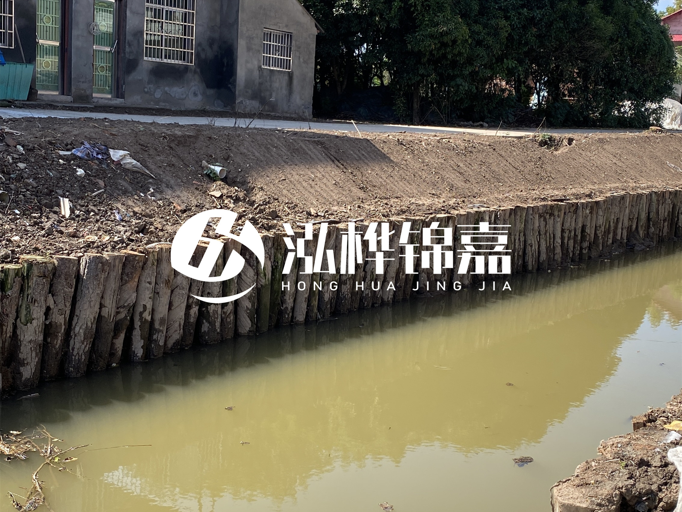松木樁批發(fā)廠家泓樺錦嘉-圍堰松木樁間距多少能保證穩(wěn)定性？